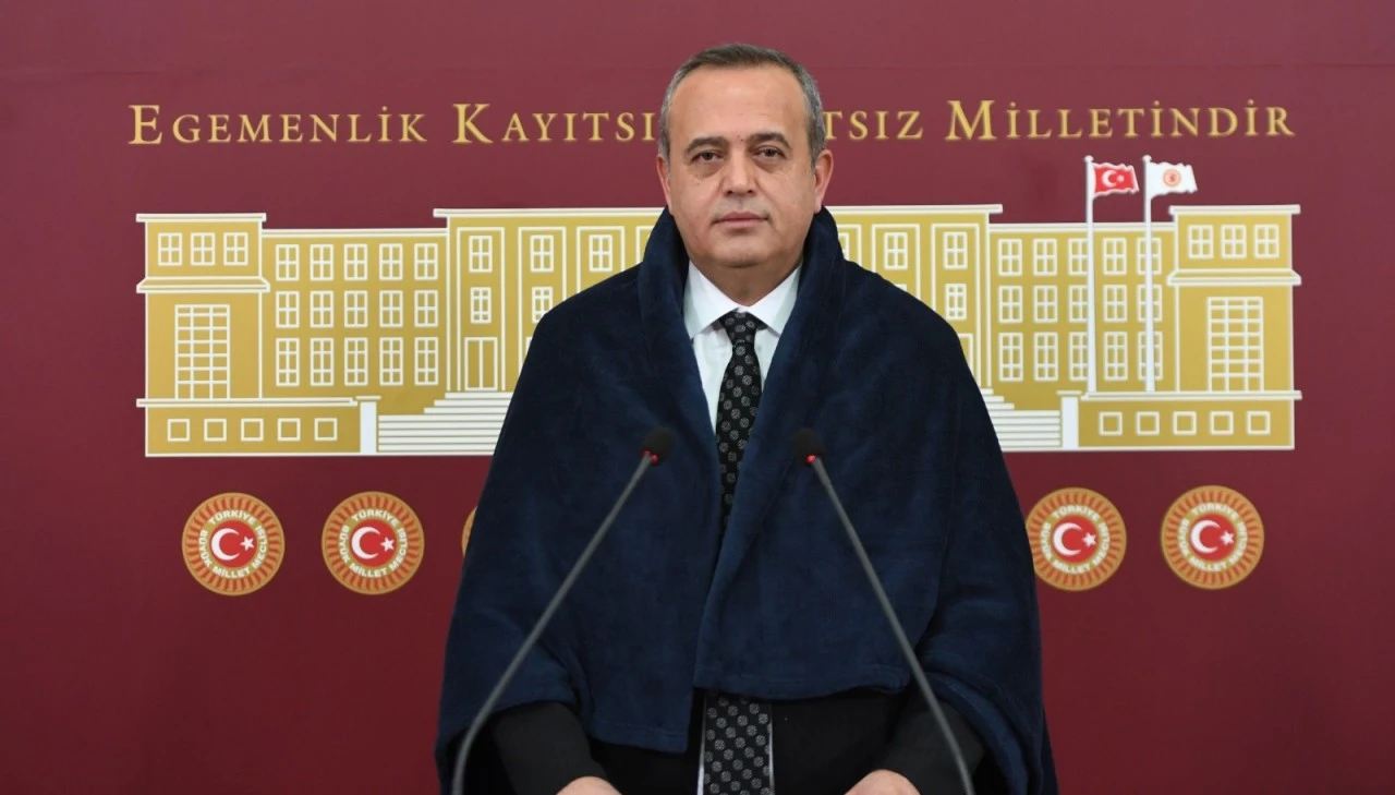 Ertuğrul Kaya'dan Meclis'te battaniyeli protesto 