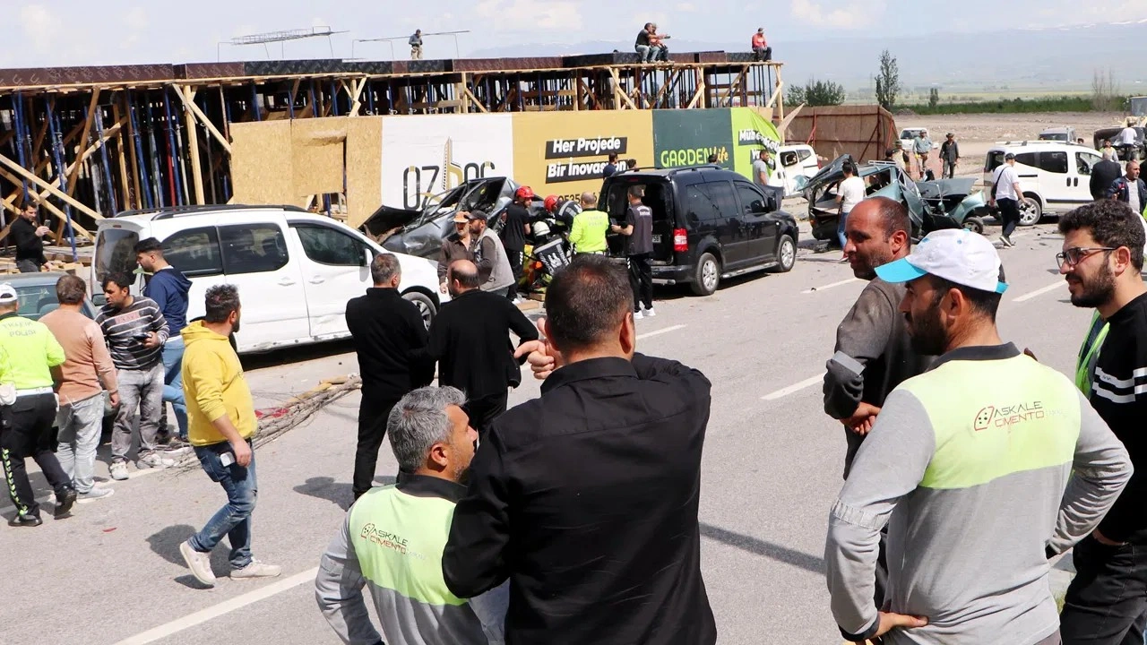 Erzurum'da faciadan dönüldü... Beton mikseri, kontrolünü kaybetti: Araçlar hurdaya döndü!