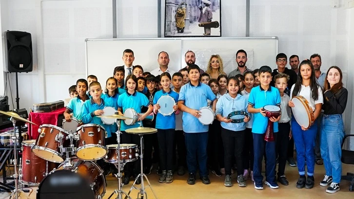 Fadıloğlu'ndan öğrencilere müzik aleti desteği