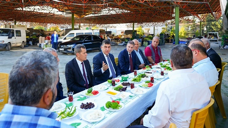 Fadıloğlu, pazarcılar ile kahvaltı yaptı