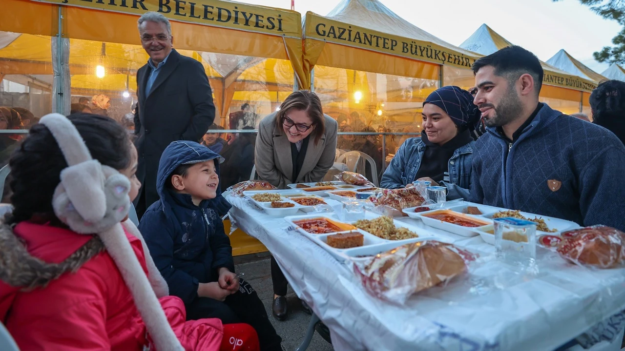 Fatma Şahin, iftarını vatandaşlarla birlikte a&ccedil;tı
