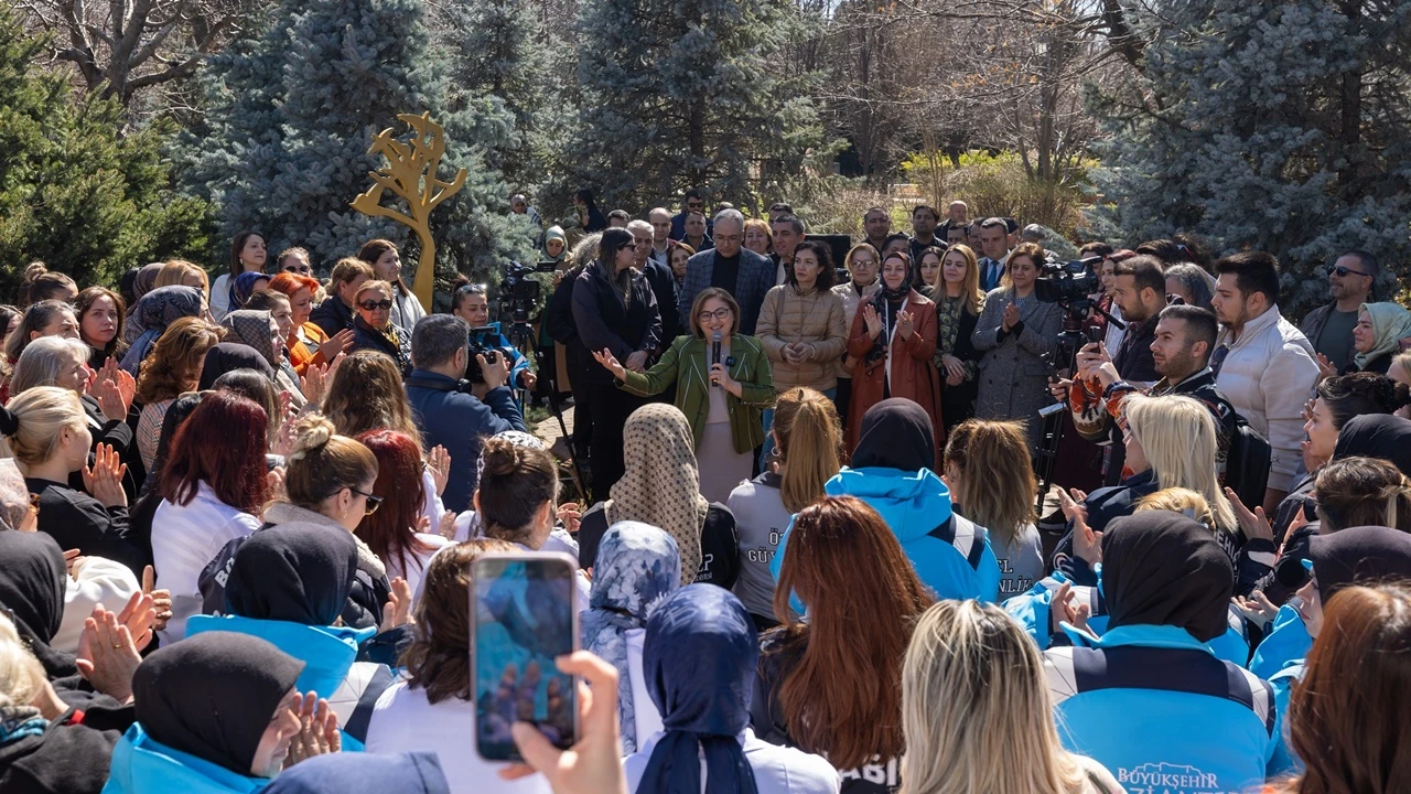 Fatma Şahin, kadın y&ouml;neticiler ve &ccedil;alışanlarla buluştu