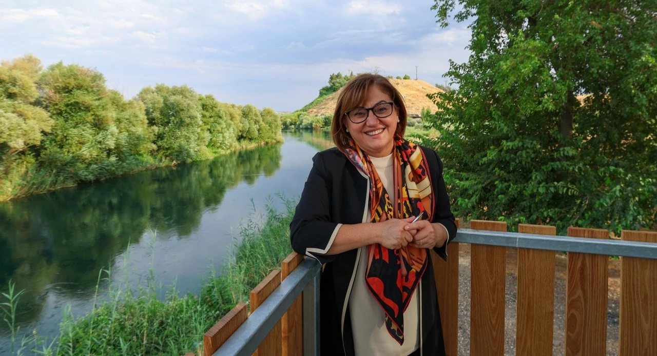 Fatma Şahin, Karkamış Kuş Cenneti'nde &ccedil;alışmaları inceledi