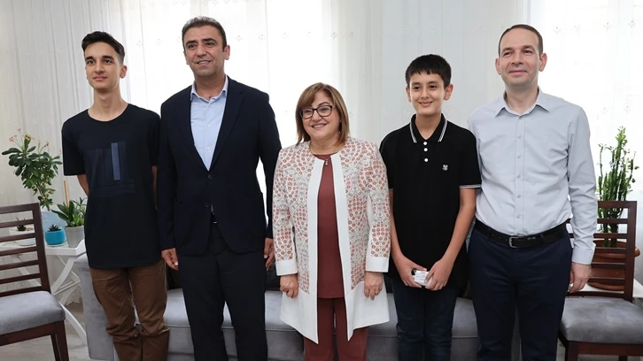 Fatma Şahin, LGS ve YKS birincisi kardeşleri kutladı