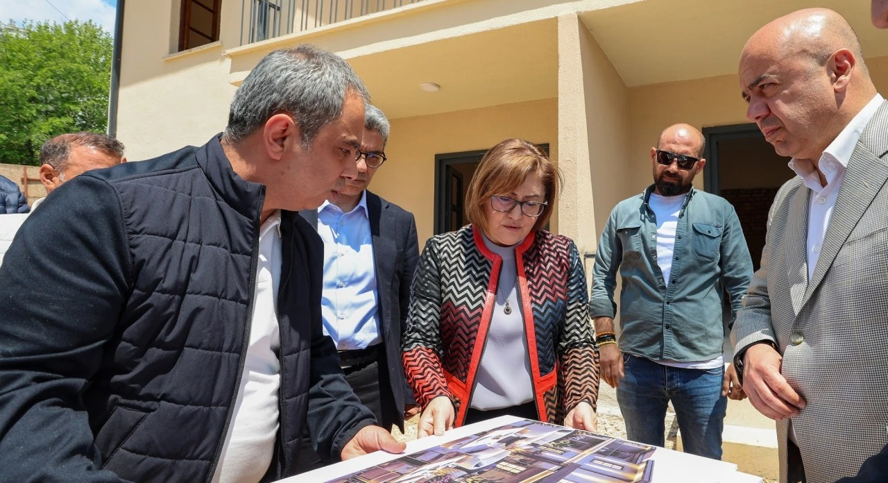 Fatma Şahin, TCDD lojmanlarında restorasyon &ccedil;alışmalarını inceledi 