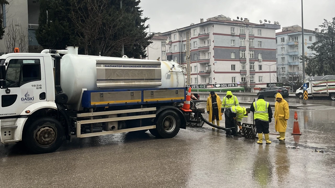 GASKİ ekipleri, yağışlara karşı &ccedil;alışmalarını hızlandırdı