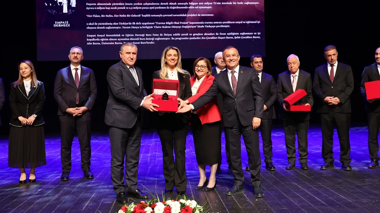 Gaziantep&rsquo;e değer katanlar &ouml;d&uuml;llendirildi
