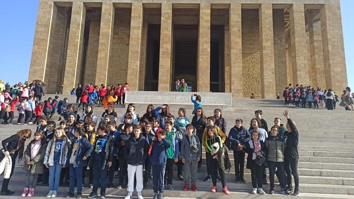 Gaziantep Kolej Vakfı öğrencileri Ata'nın huzurunda...