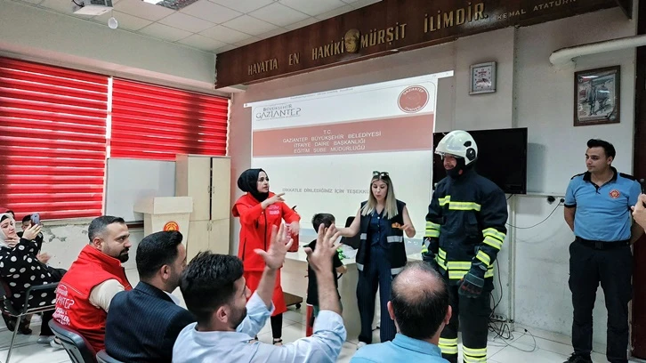 Gaziantep’te işitme engellilere yangın söndürme eğitimi 