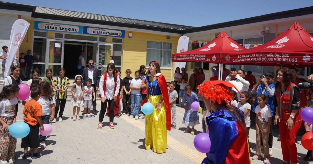 Gaziantep Vakıflar Bölge Müdürlüğü depremzede öğrencilerin karne sevincine ortak oldu
