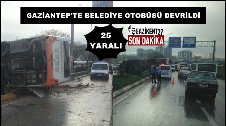 Gaziantep'te belediye otob&uuml;s&uuml; devrildi: 25 yaralı