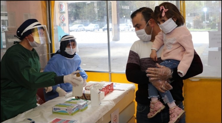 Gaziantep'te hastanede ücretsiz maske dağıtımı