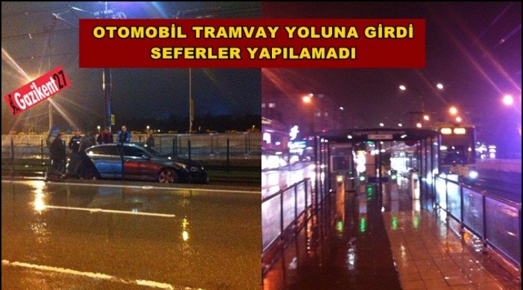 Gaziantep'te otomobil tramvay yoluna daldı!