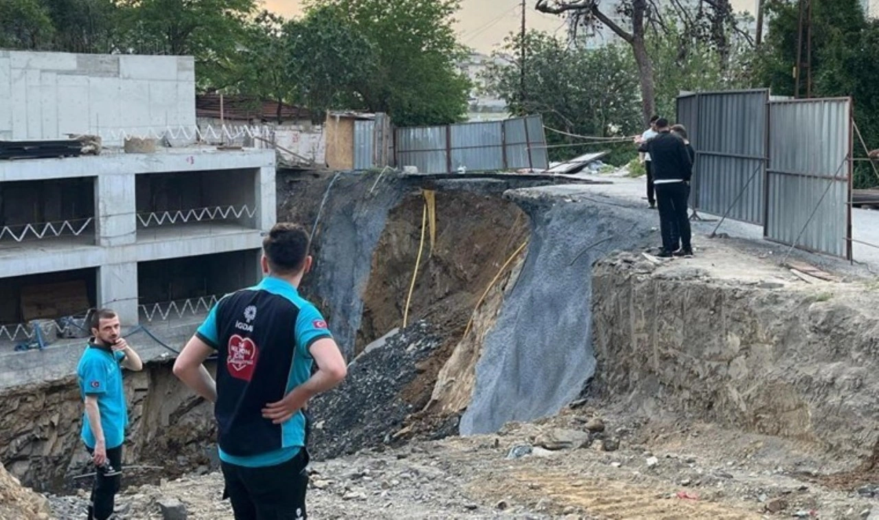 Gaziosmanpaşa’da inşaat çalışması sırasında yol çöktü