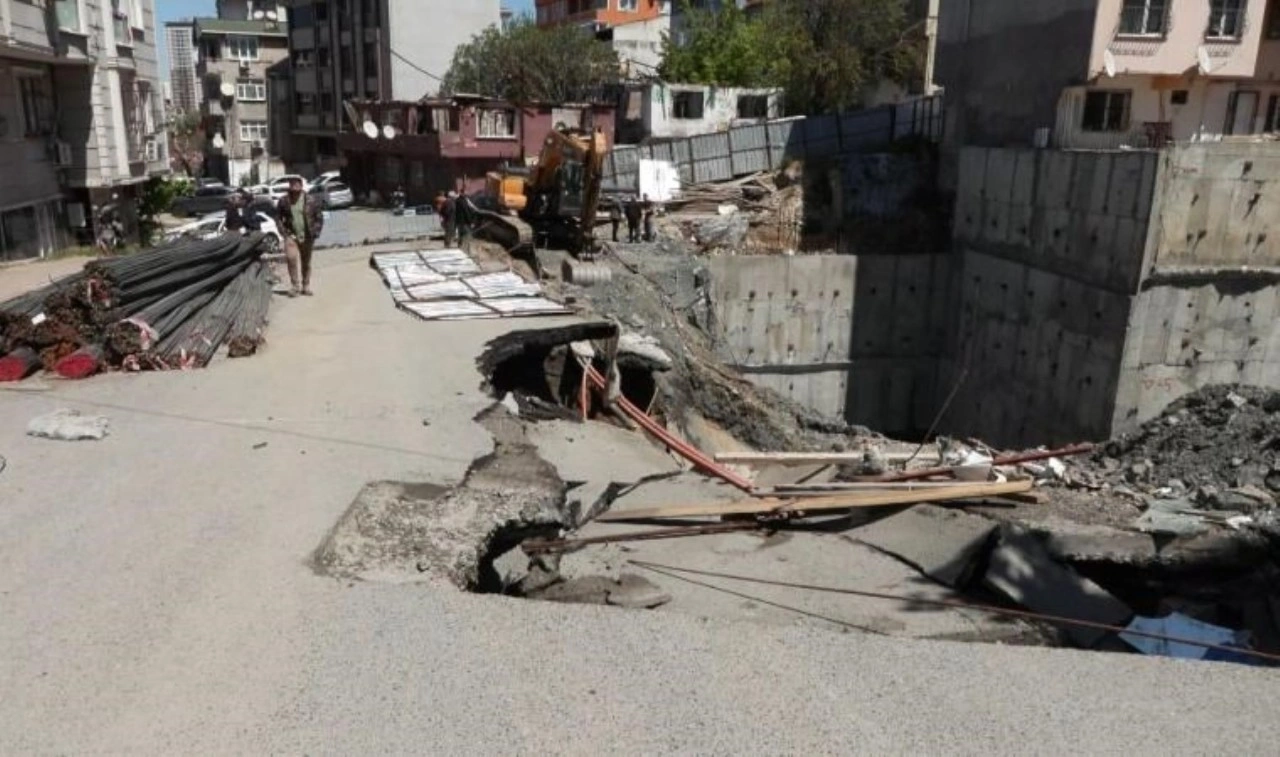 Gaziosmanpaşa'da yol çöktü: İki bina tahliye edildi!