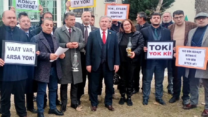 Gelecek Partili Özdağ’dan  “100 bin konut nerede” eylemi