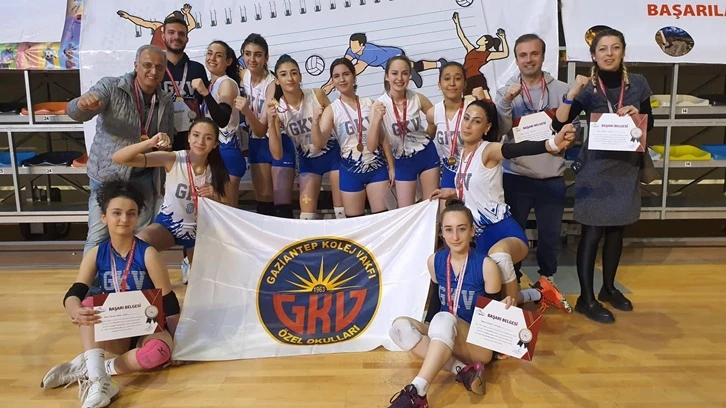 GKV'nin kızları voleybolda Türkiye Yarı Finallerinde
