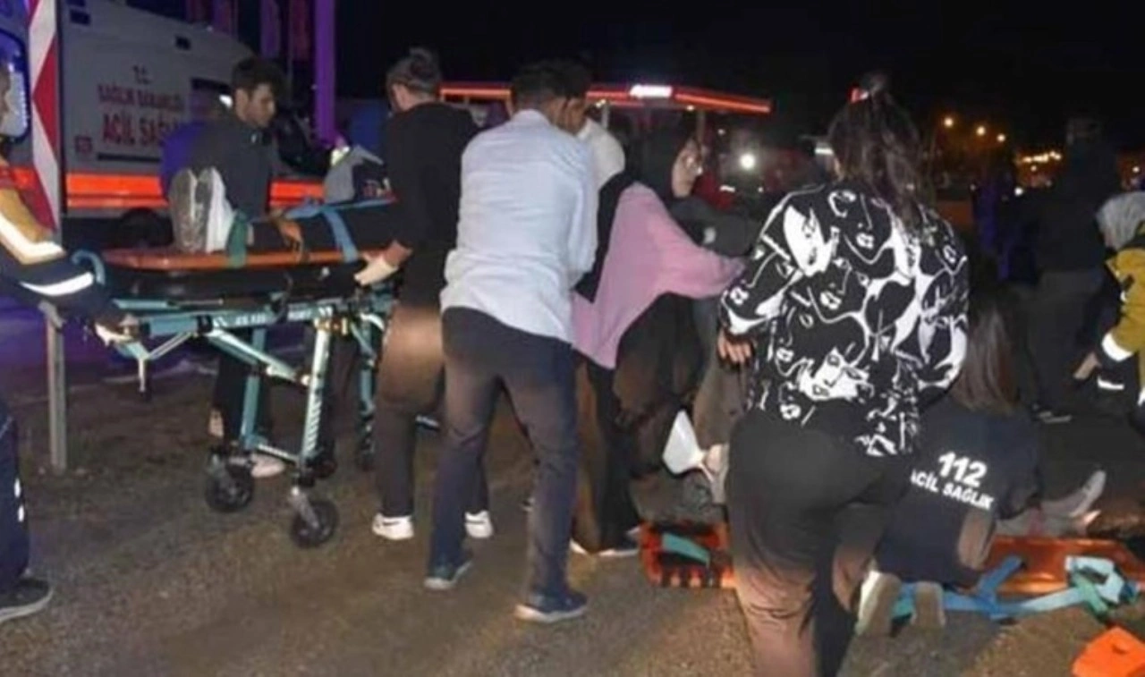 Gümüşhane'de faciadan dönüldü! Otomobiller çarpıştı: 2'si yaya, 11 yaralı
