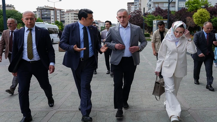 Hacıosmanoğlu'ndan, D.T. Şehitkamil Sahnesi'ne tam not