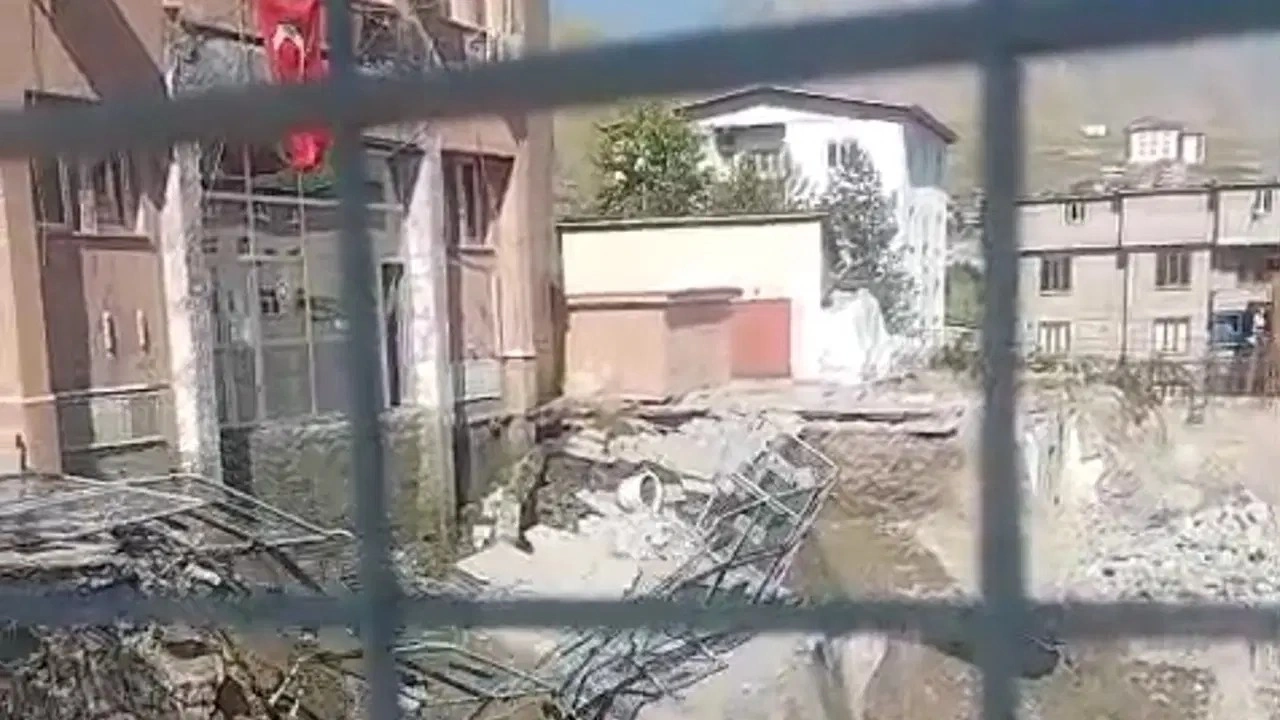 Hakkari'de adliye binasının girişinde çökme