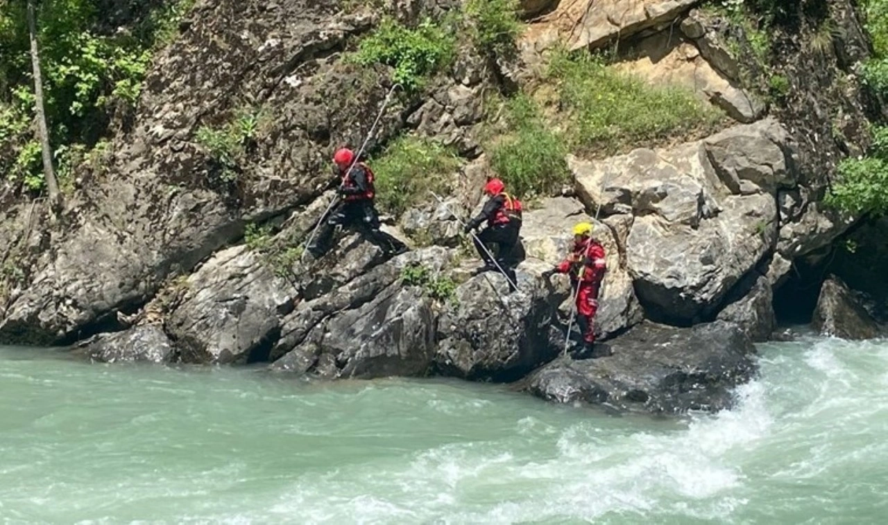 Hakkari'de derede kaybolan genci arama çalışmaları sürüyor
