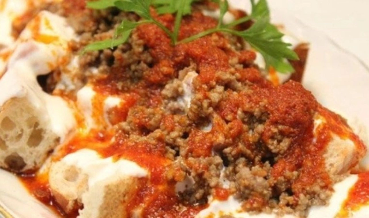 Hem ekonomik hem lezzetli: 15 dakikada kıymalı ekmek kebabı tarifi