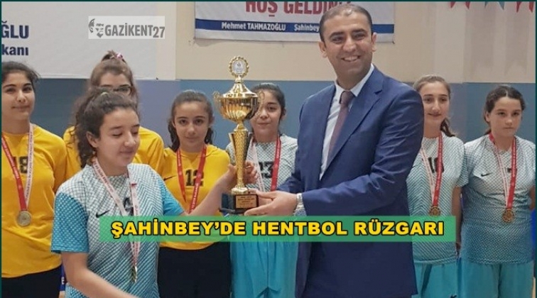 Hentbol müsabakaları çekişmeli maçlara sahne oldu