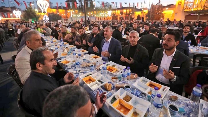 Her gün on binlerce vatandaş iftar yaptı...