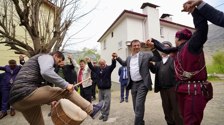 İmamoğlu doğduğu köyde horon tepti!