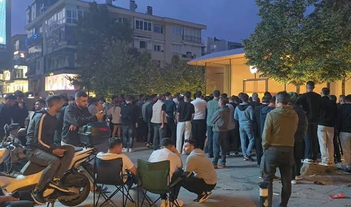 iPhone 17 çılğınlığı! Almak için Geceden gelen ve nöbet tutunlar oldu
