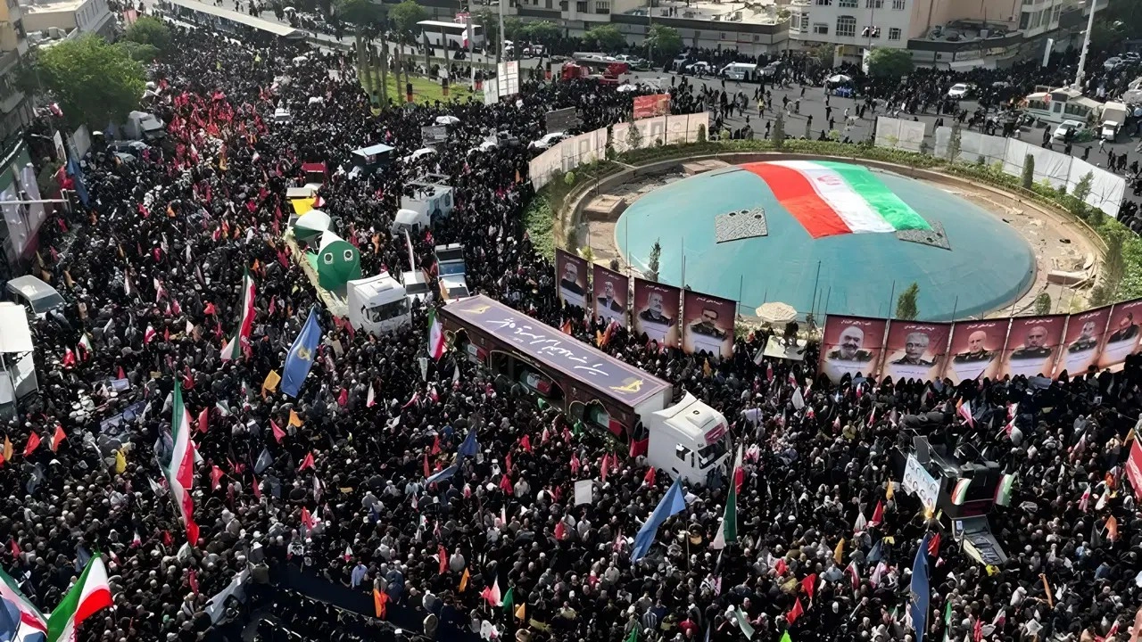 İran'da İsrail saldırılarında öldürülen 60 kişi için devlet töreni yapılıyor