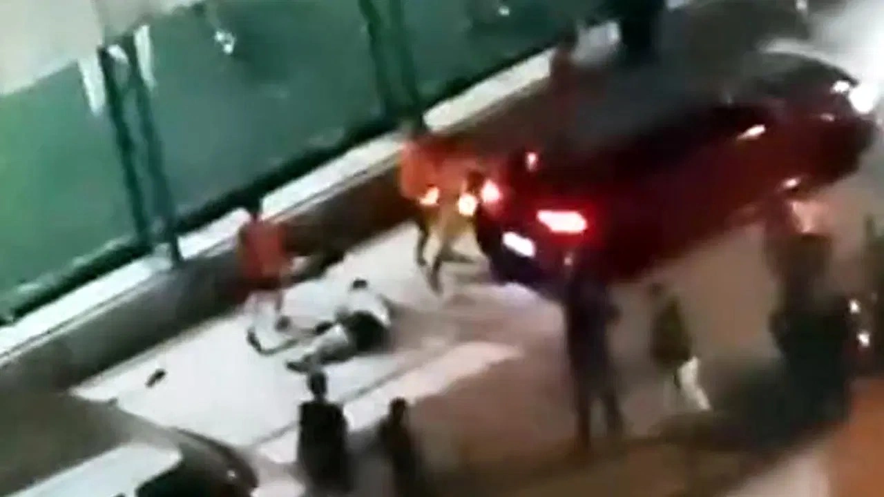 İstanbul Avcılar'da halı sahada kavga: Önce bıçakladılar, sonra ezmeye çalıştılar!