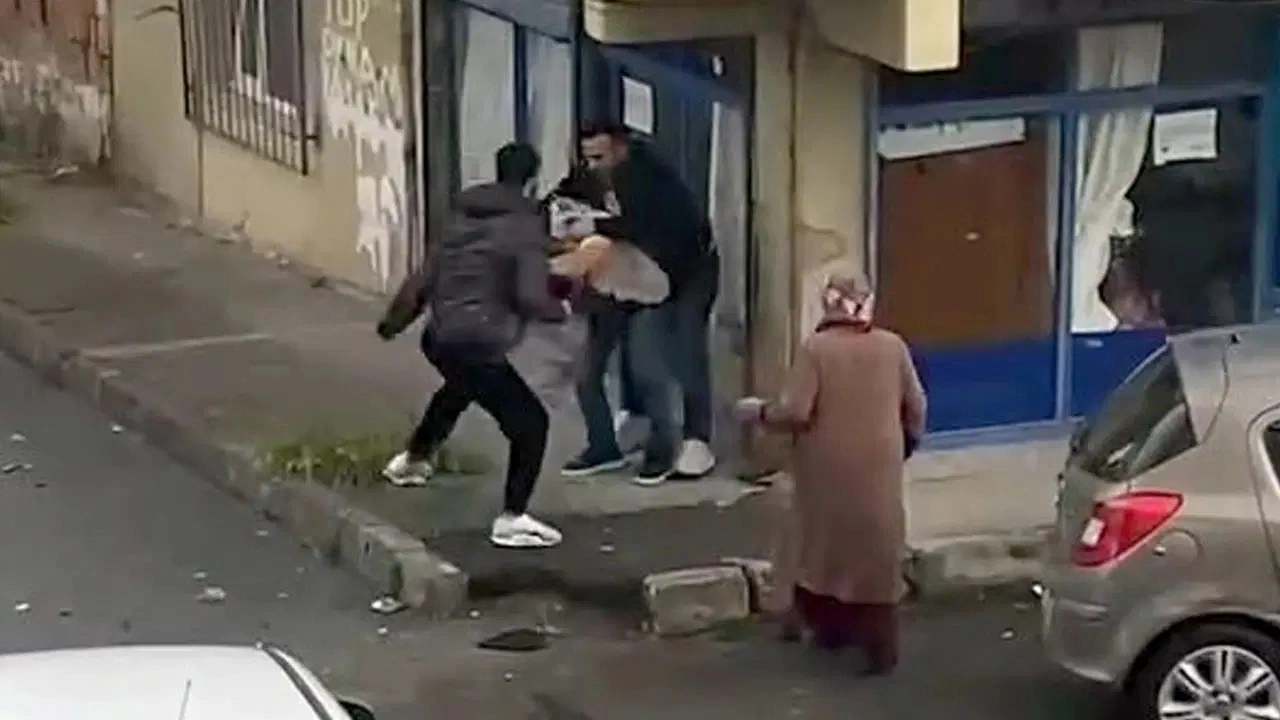 İstanbul Avcılar'da kan donduran anlar: Trafikte bıçaklı yol verme kavgası!