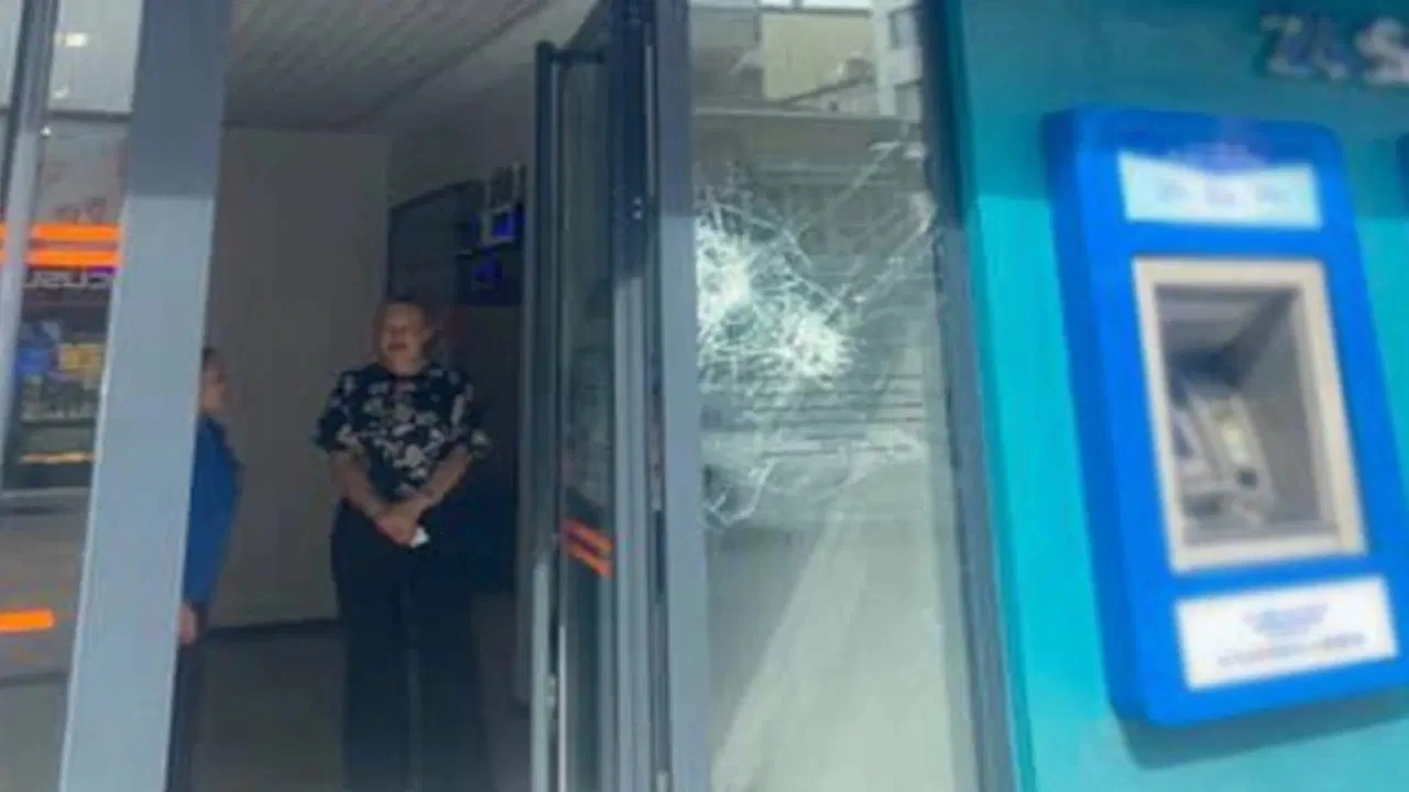 İstanbul'da çok sayıda banka ve işyerine taşlı saldırı: Şüpheli yakalandı!