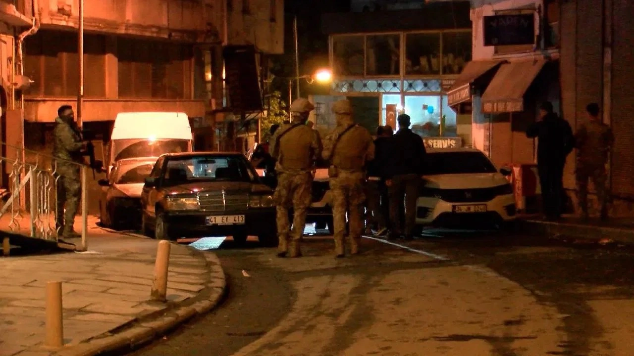 İstanbul'da eğlence mekanına el bombası atıldı: Yaralılar var!