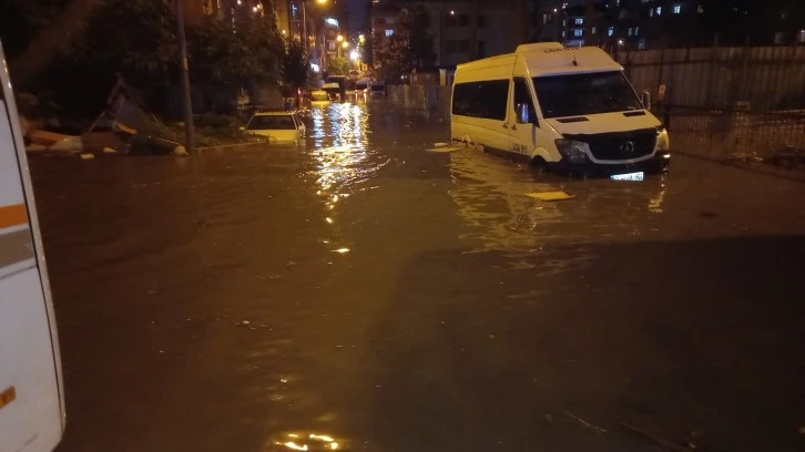 İstanbul'u sel vurdu: 2 ölü...