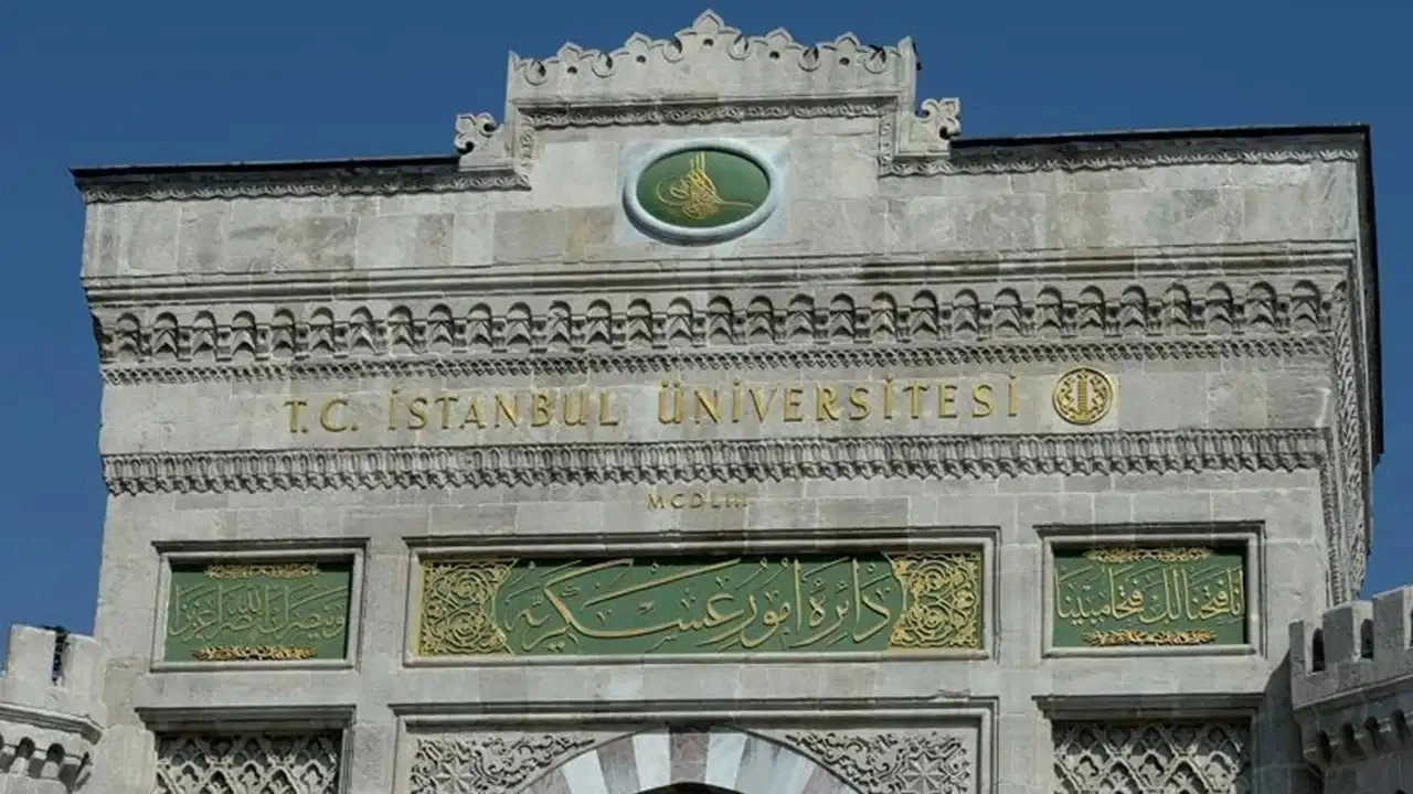 İstanbul Üniversitesi mezuniyet programında 'toplu dua'