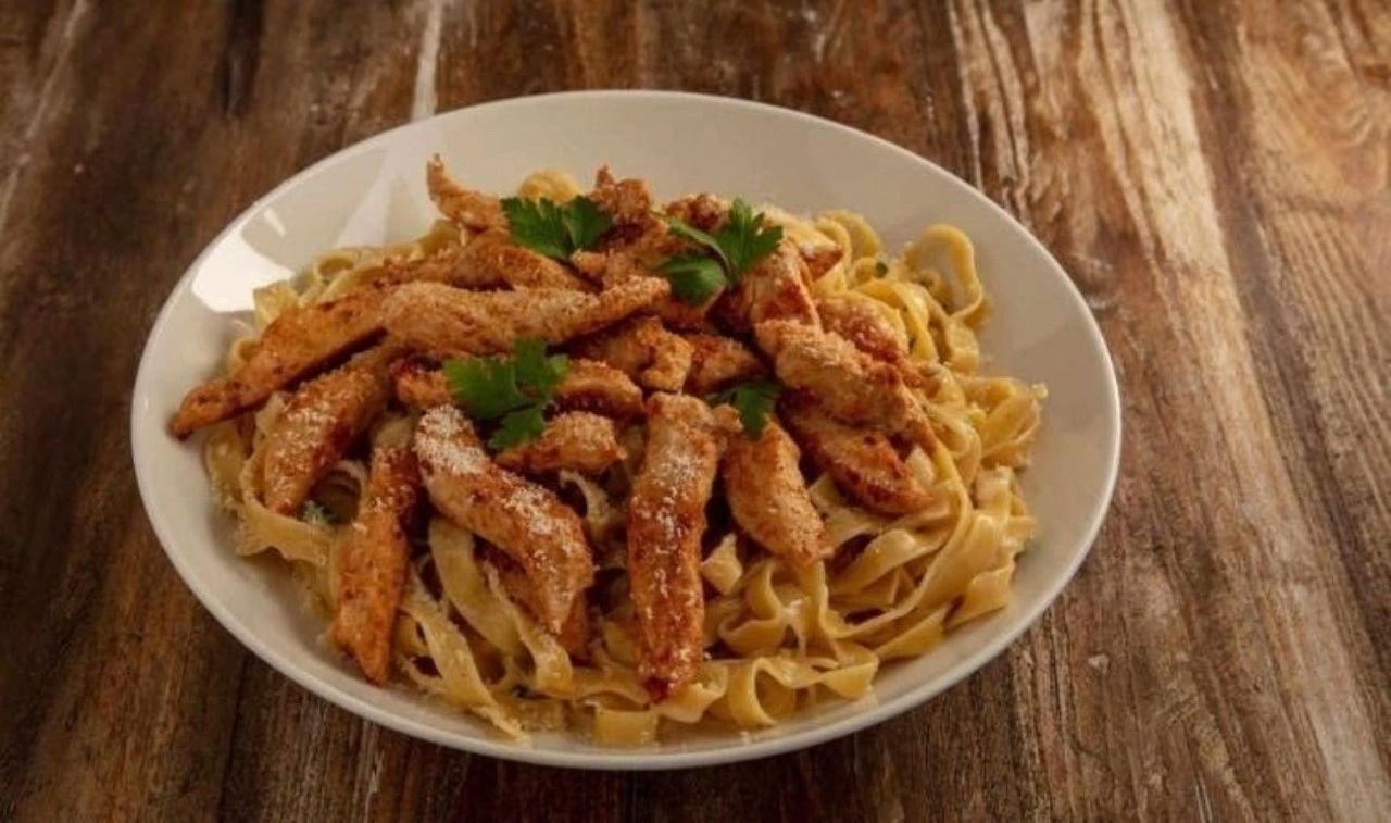 İtalya'nın en lezzetlisi kremayla buluşuyor: Tavuklu Fettuccine Alfredo