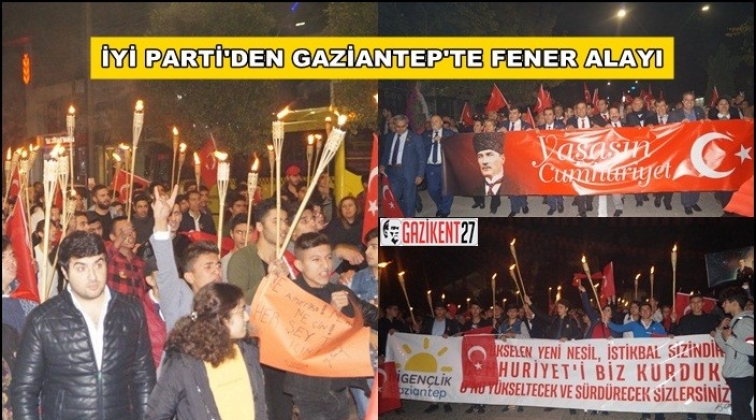 İyi Parti'den Cumhuriyet Bayramı'na fener alaylı kutlama