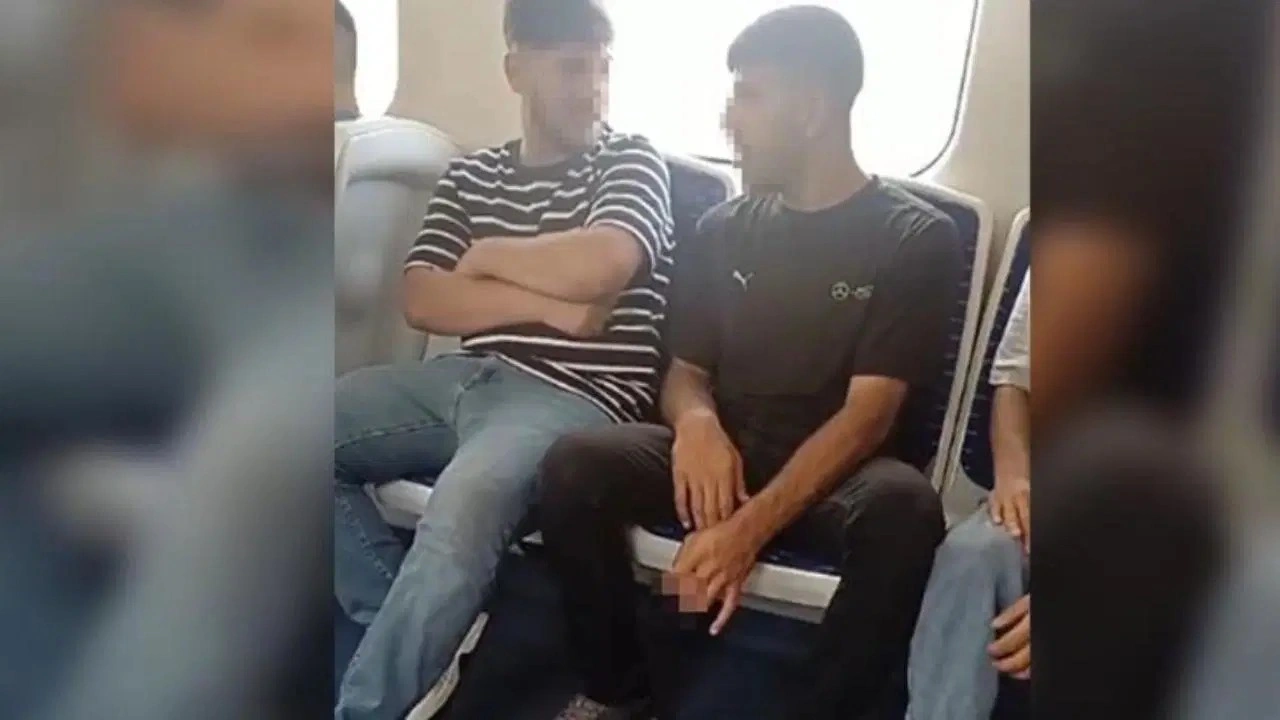 İZBAN'DA akılalmaz görüntüler! Kimseye aldırış etmeden sigara içti
