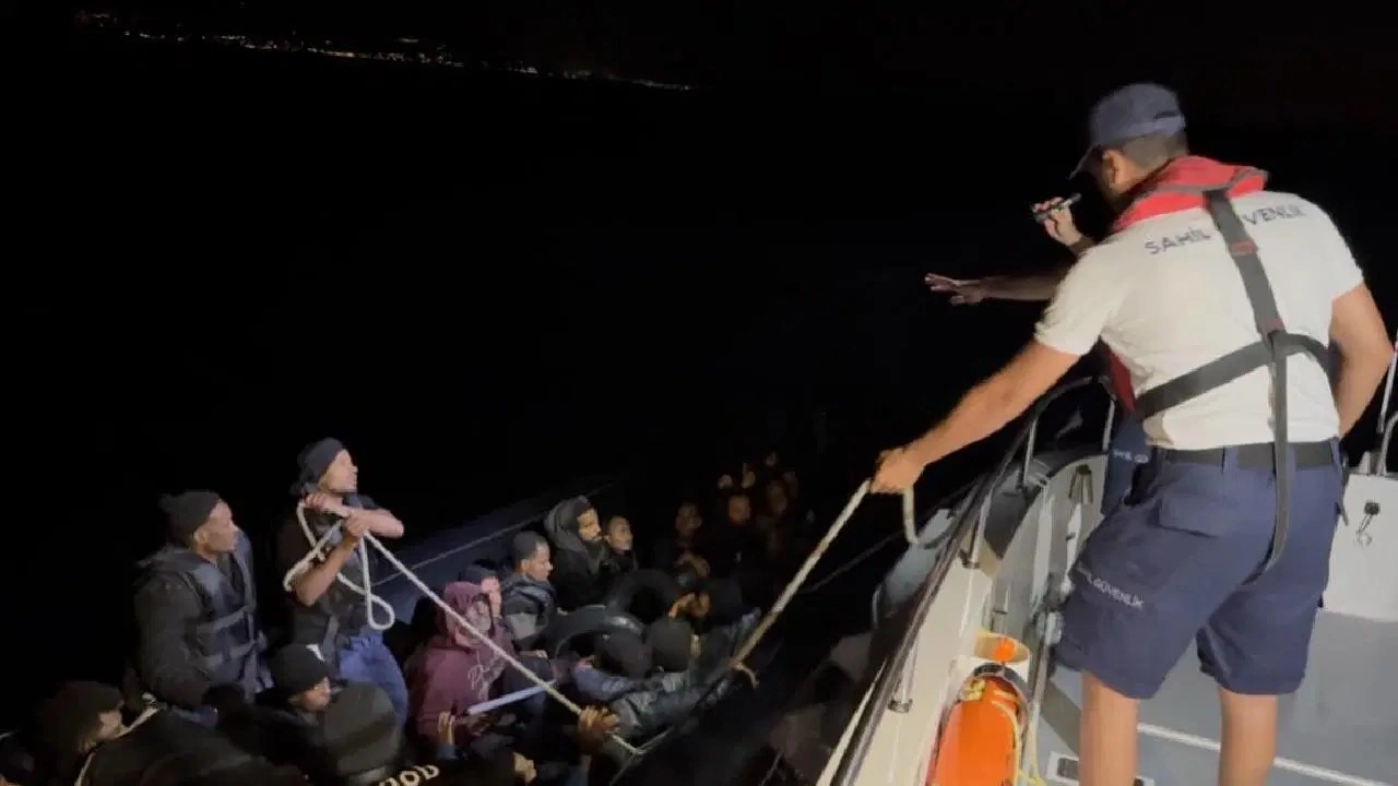 İzmir açıklarında onlarca düzensiz göçmen kurtarıldı!