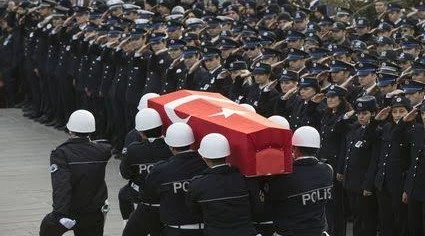 İzmir'de karakola silahlı saldırı: İki polis şehit, bir yaralı