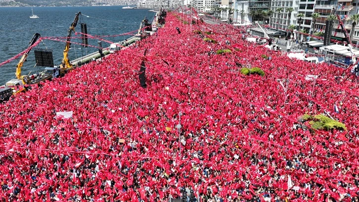 İzmirliler Gündoğdu Meydanı'na sığmadı...