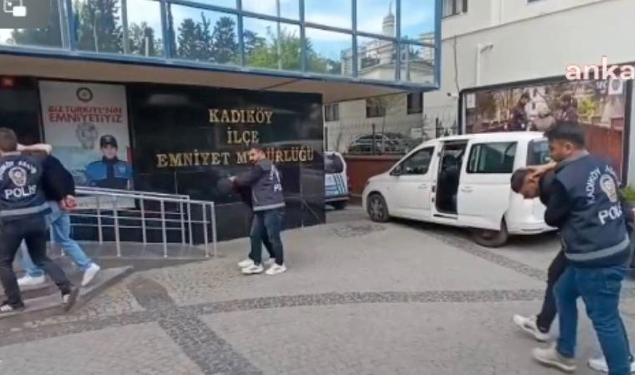 Kadıköy'de, CHP standı yakınında bir çocuğa yönelik saldırıyla ilgili 3 kişi gözaltına alındı