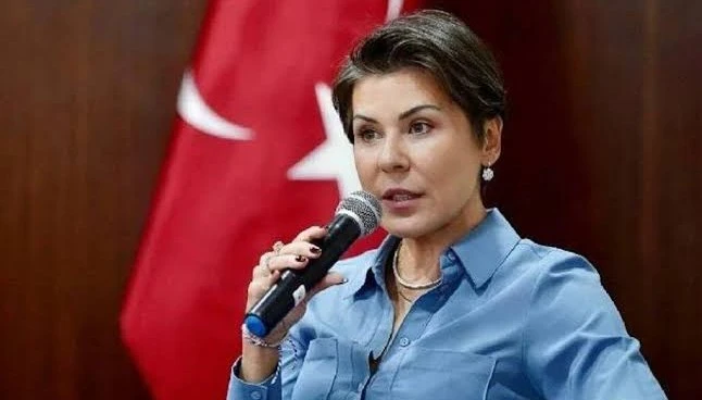 Kadın genel müdürü cezaevinde yerde yatırdılar