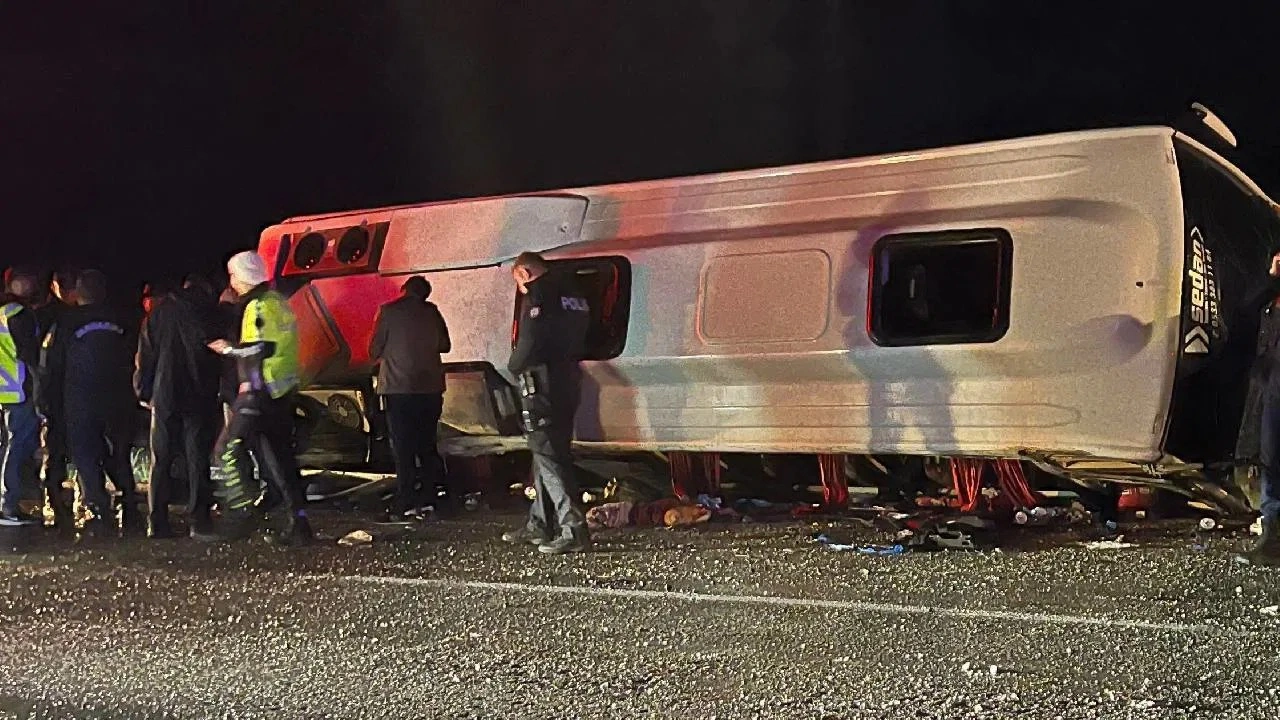 Kahramanmara&#x15F;&#x27;ta feci kaza: &#xD6;l&#xFC; ve &#xE7;ok say&#x131;da yaral&#x131; var!