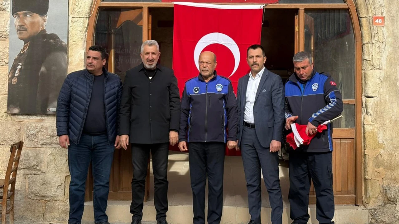 Karkamış&rsquo;ta cadde ve sokaklar ay yıldızlı bayraklarla donatıldı