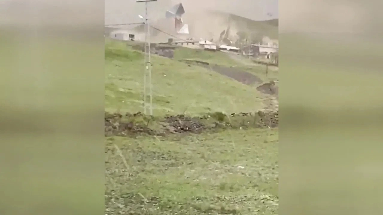 Kars'ta şiddetli fırtına bazı evlerin çatısına zarar verdi