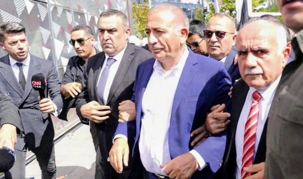 Gözler eski il binası, Bahçelievler ve Taksim'de... Kayyum Gürsel Tekin Özgür Özel'i karşılayacak mı?