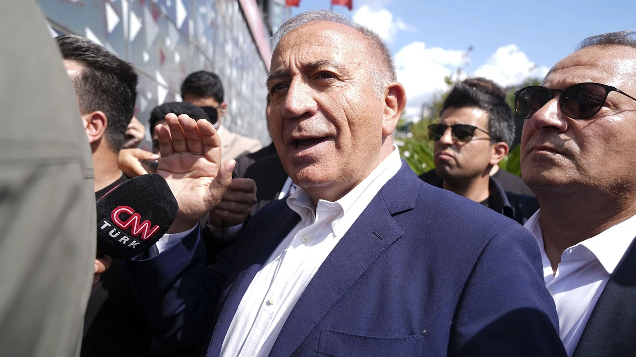 Kayyum Gürsel Tekin, Özgür Özel gelmeden binadan ayrıldı!